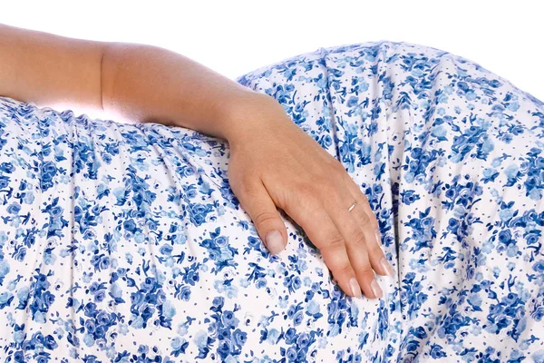 Šťastná těhotná dívka leží na bílém pozadí — Stock fotografie