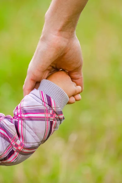 Glückliche Eltern und Kinder im Park — Stockfoto