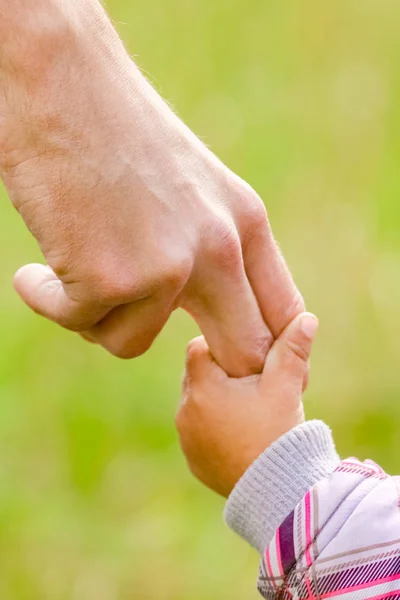 Glückliche Eltern und Kinder im Park — Stockfoto