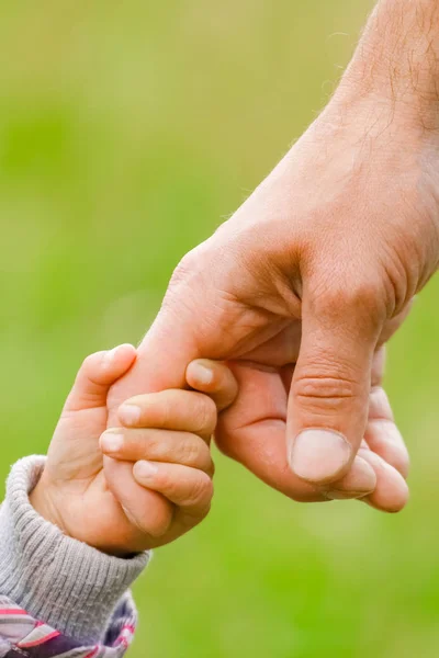 Mani genitori felici e bambino all'aperto nel parco — Foto Stock