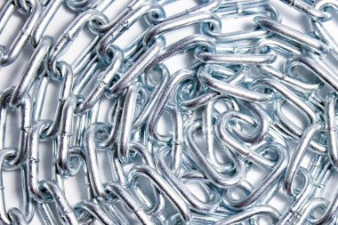 Beyaz zemin üzerinde güçlü bir zincir