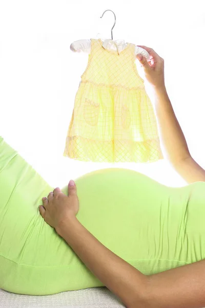 Беременная женщина на белом фоне — стоковое фото