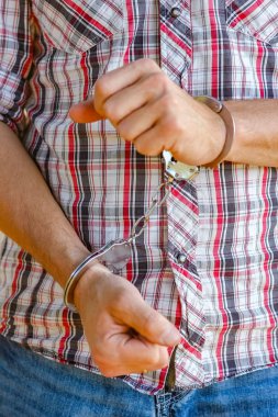 adam parkta açık havada kelepçeli