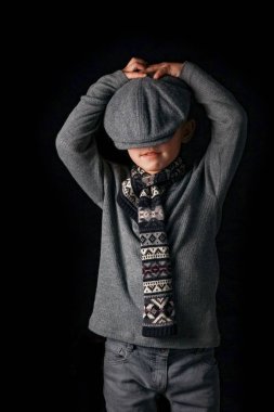 Mutlu erkek bebek siyah arka planda