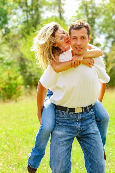 Lyckligt par förälskade utomhus i sommarparken — Stockfoto