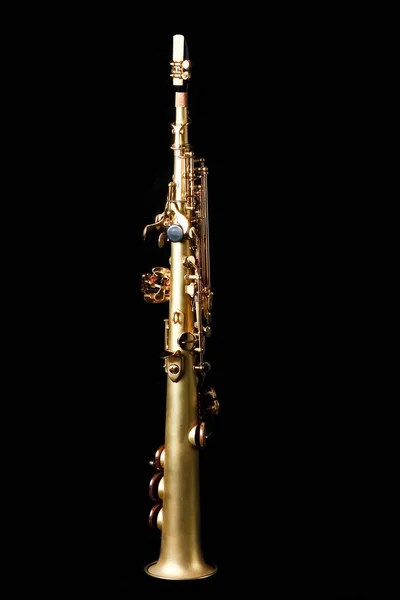 Soprano saxofone sobre fundo preto — Fotografia de Stock