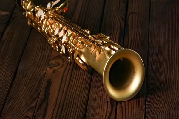 Soprano saxofone sobre fundo preto — Fotografia de Stock