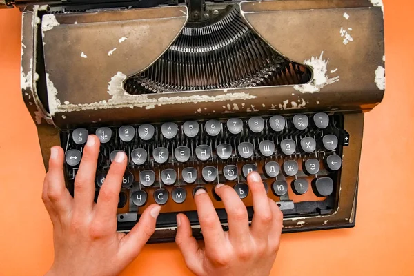 Starý psací stroj se starožitnými rukami — Stock fotografie