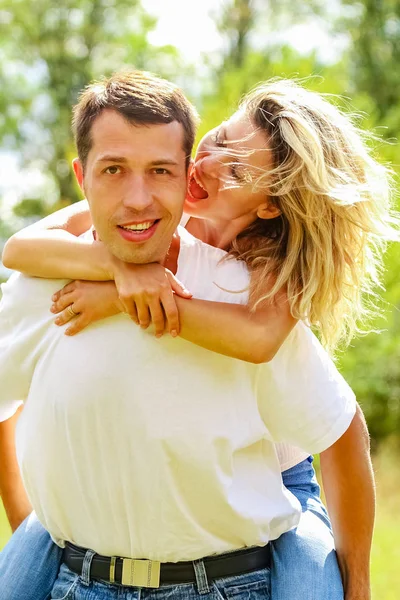 Gelukkig paar in liefde buiten in het zomerpark — Stockfoto