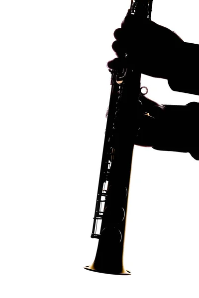 Saxafon na bílém pozadí v rukou hudebníka silueta — Stock fotografie