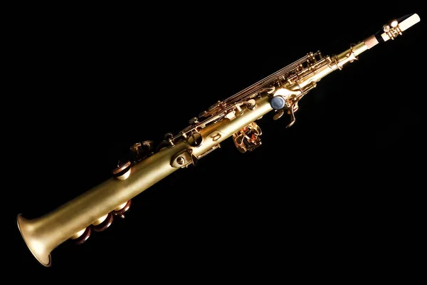 Soprano saxofone sobre fundo preto — Fotografia de Stock