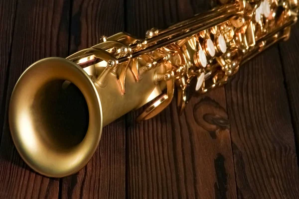 Soprano saxofone sobre fundo preto — Fotografia de Stock
