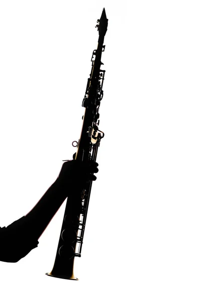 Saxafon sur fond blanc dans les mains d'un musicien silhouette — Photo