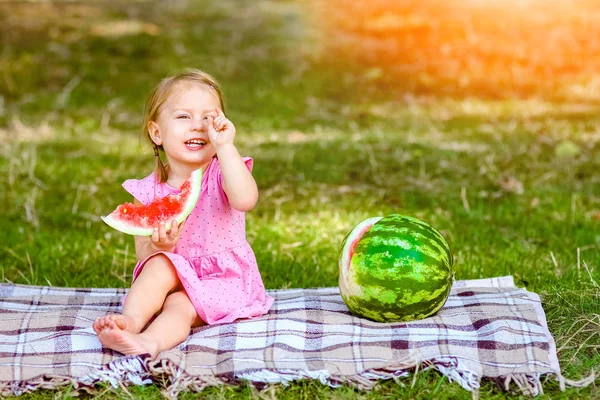 Parkta doğada karpuz taşıyan mutlu çocuk. — Stok fotoğraf