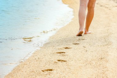 Deniz kenarında kumların üzerinde güzel ayak izleri.