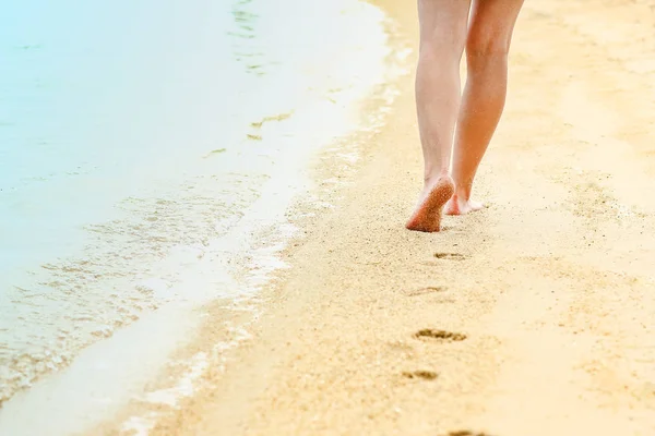 Belle impronte nella sabbia sullo sfondo del mare — Foto Stock