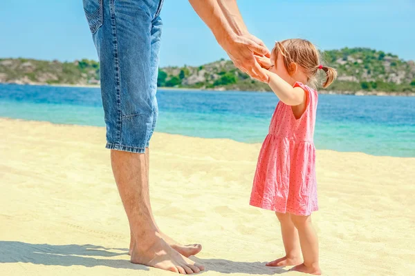 Schöne Hände von Eltern und Kind am Meer — Stockfoto