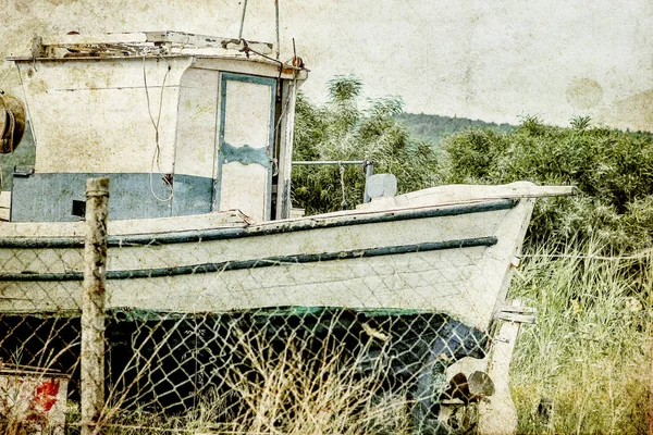 Vecchia barca rara bella nel mare sullo sfondo della natura — Foto Stock