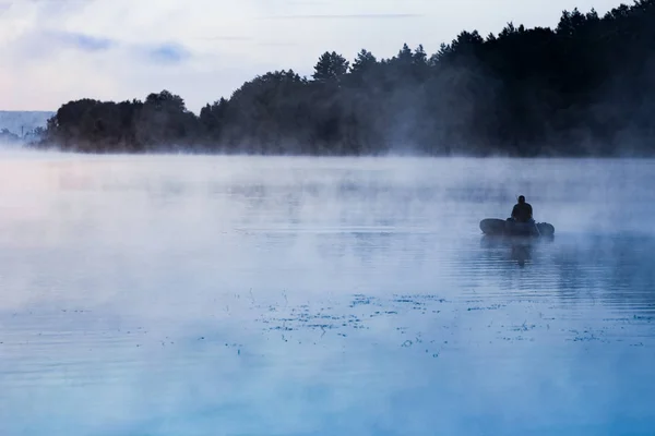 Fisherman on the river in the fog in the park on the nature — ストック写真