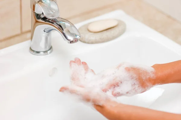 Concetto di igiene. Lavarsi le mani con sapone sotto il rubinetto con w — Foto Stock