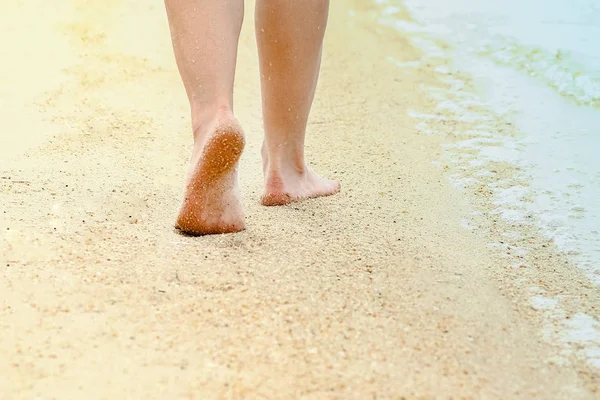 Piękne ślady stóp w piasku nad morzem tło — Zdjęcie stockowe