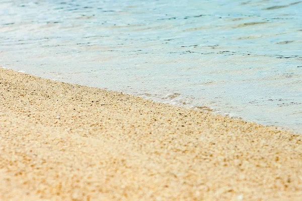 Schöne Fußabdrücke im Sand vor dem Hintergrund des Meeres — Stockfoto