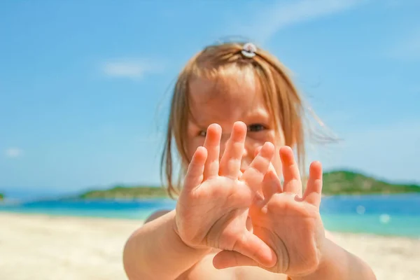 Enfants heureux jouant au bord de la mer sur fond de nature — Photo