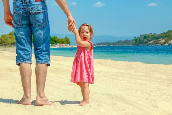 Deniz kenarındaki anne ve babanın güzel elleri. — Stok fotoğraf