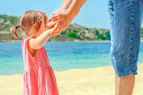 Deniz kenarındaki anne ve babanın güzel elleri. — Stok fotoğraf