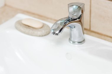 banyo arka planda musluk hijyeni