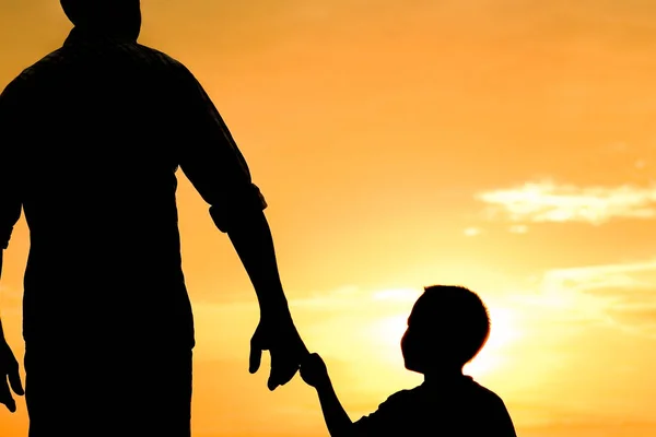 Felice papà con un bambino nel parco all'aperto silhouette — Foto Stock