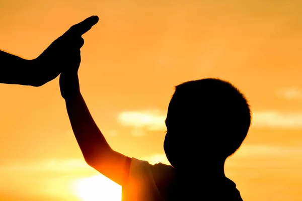 Papa heureux avec un enfant dans le parc silhouette extérieure — Photo