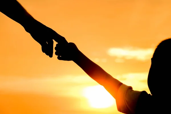 Papa heureux avec un enfant dans le parc silhouette extérieure — Photo