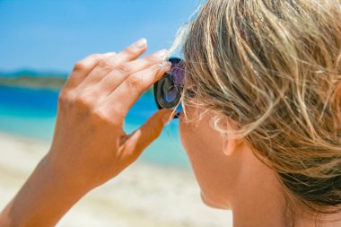 Doğa arka planda denizde güneş gözlüğü ile mutlu kız