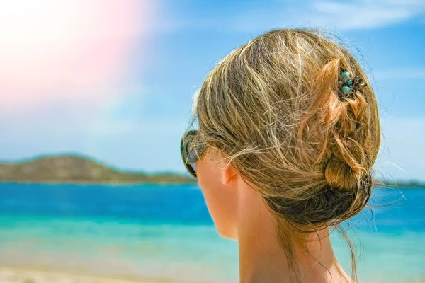 Happy girl with sunglasses by the sea on nature background — Stock Photo, Image