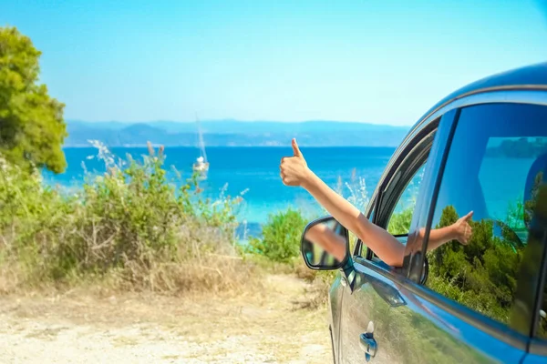 Gelukkig meisje van auto op zee griekenland achtergrond — Stockfoto