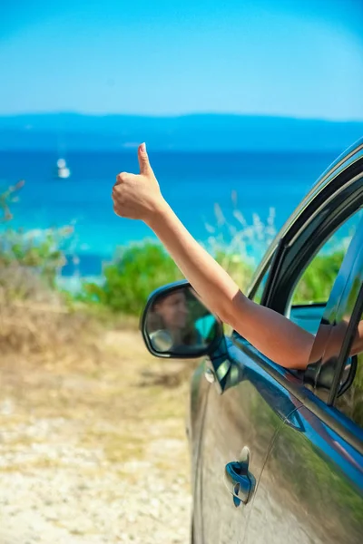 Gelukkig meisje van auto op zee griekenland achtergrond — Stockfoto
