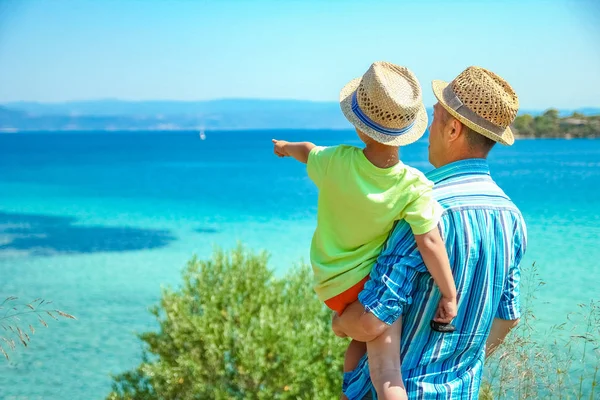 Padre feliz con el niño por el mar griego al aire libre —  Fotos de Stock