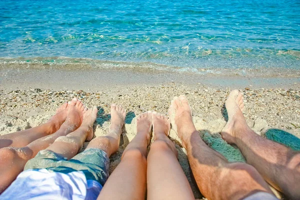 Mooie benen op het zand aan zee — Stockfoto