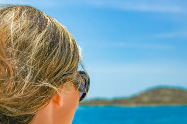 Doğa arka planda denizde güneş gözlüğü ile mutlu kız