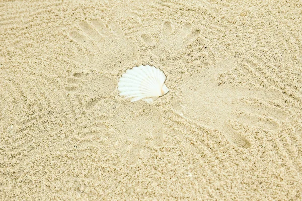 Beau motif sur le sable de la mer sur fond de nature — Photo