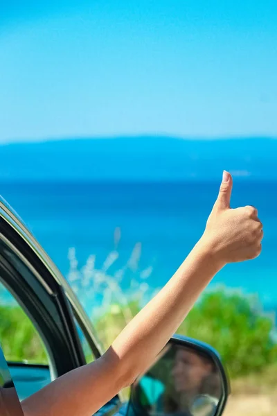 Happy girl from car at sea greece background — Stock Photo, Image