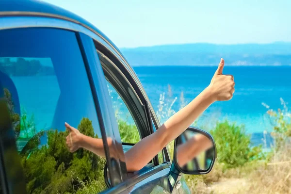Šťastná dívka z auta na moři řecké pozadí — Stock fotografie