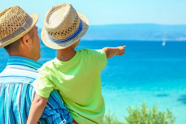 Padre feliz con el niño por el mar griego al aire libre —  Fotos de Stock