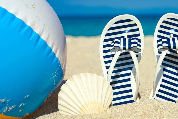Belos chinelos na areia do mar na Grécia fundo — Fotografia de Stock