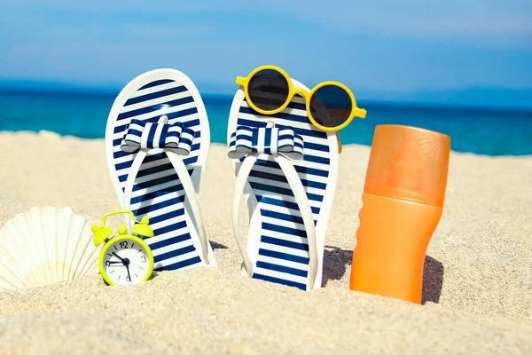 Beautiful slippers in the sand of the sea in Greece background — Stock Photo, Image