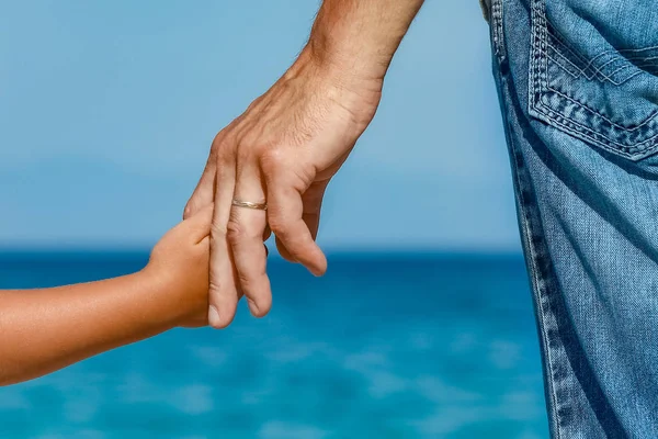 Feliz papá toma la mano de un niño por el mar griego en la naturaleza —  Fotos de Stock