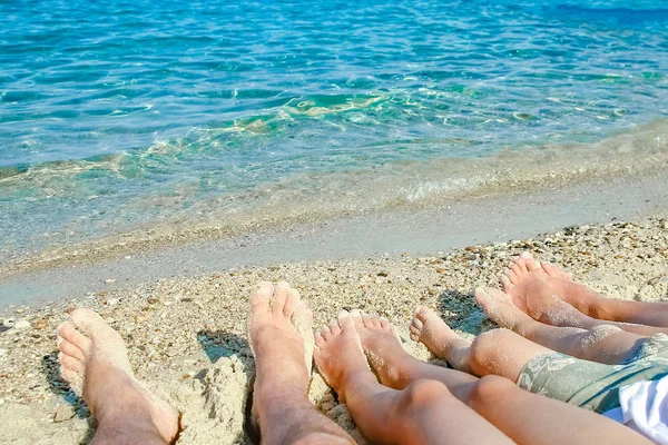 海のそばの砂の上の美しい足 — ストック写真