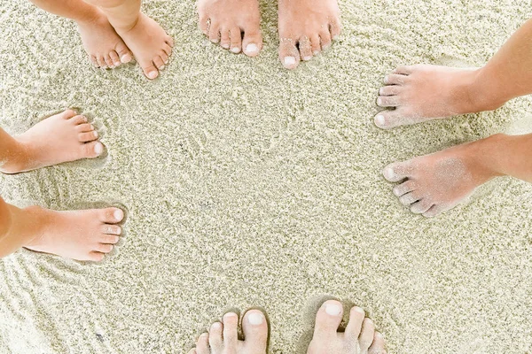 Mooie benen op het zand aan zee — Stockfoto