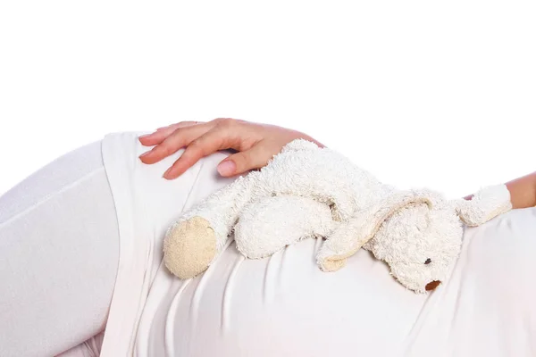 Mutlu hamile kız beyaz arka planda yatıyor. — Stok fotoğraf